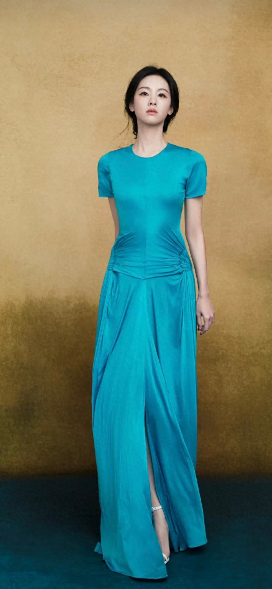 陈都灵一袭湖蓝礼裙,清冷气质美到犯规