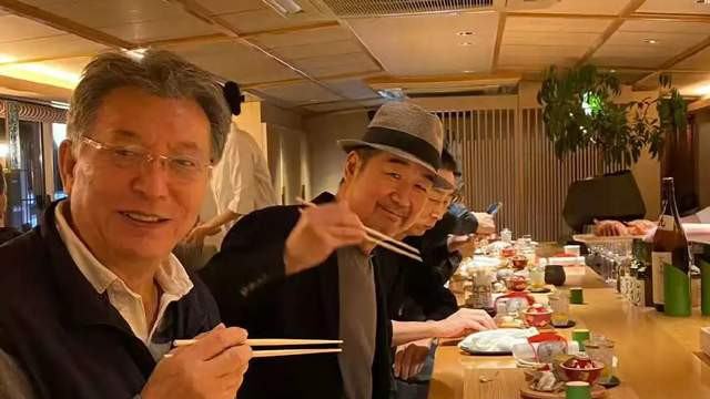 70岁张国立携妻子与友人聚餐，头顶白发老态明显，邓婕气质优雅