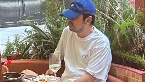 雷佳音餐厅吃饭引热议，穿拖鞋跷二郎腿，还把用过的纸巾放座位上