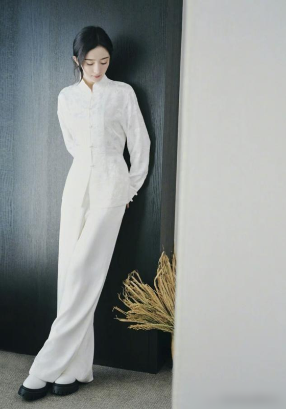 杨幂又带火新中式！凭啥她穿得这么绝？