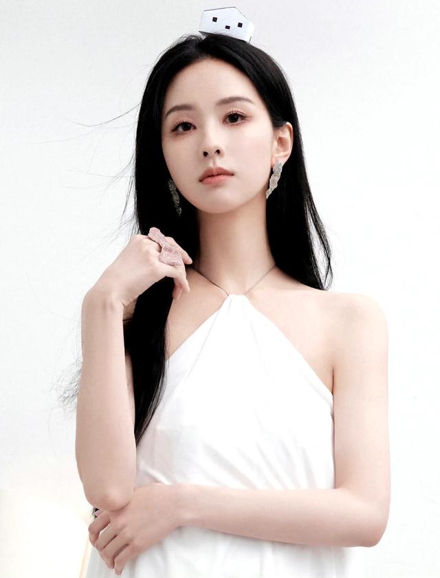 陈都灵，身穿白色极简风格连衣裙，长发飘飘，优雅又高级