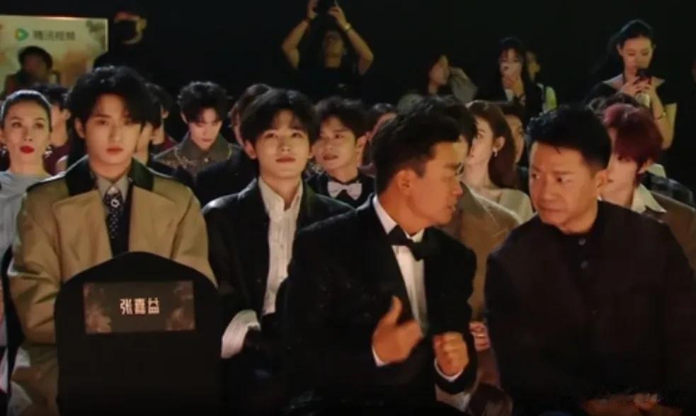 星光大赏又见人情冷暖！颁奖环节明星各种蛐蛐，分猪肉把人逗笑了