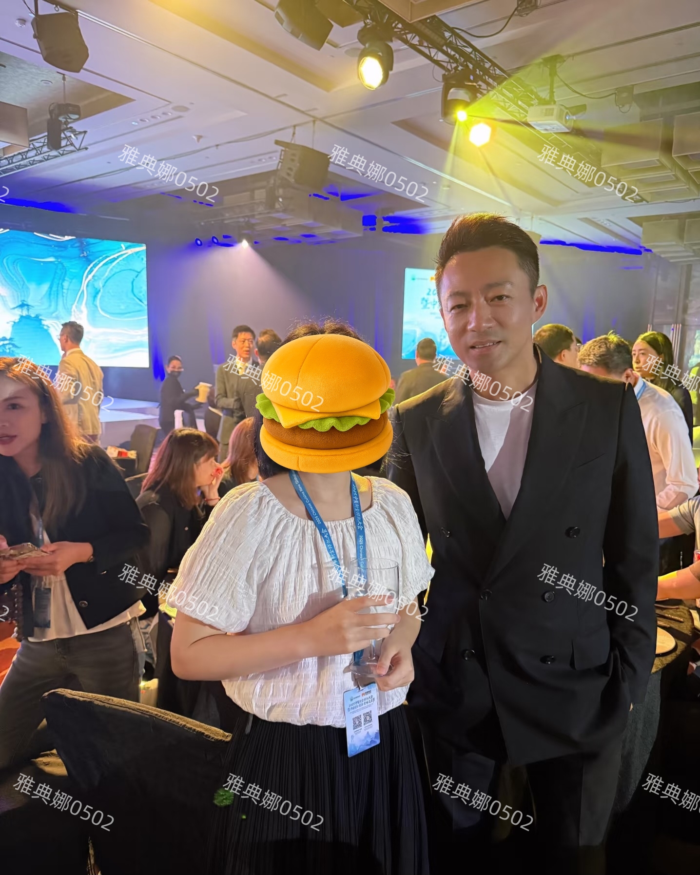 新加坡偶遇汪小菲夫妇,看马筱梅的身材不像怀孕,两人牵手很恩爱