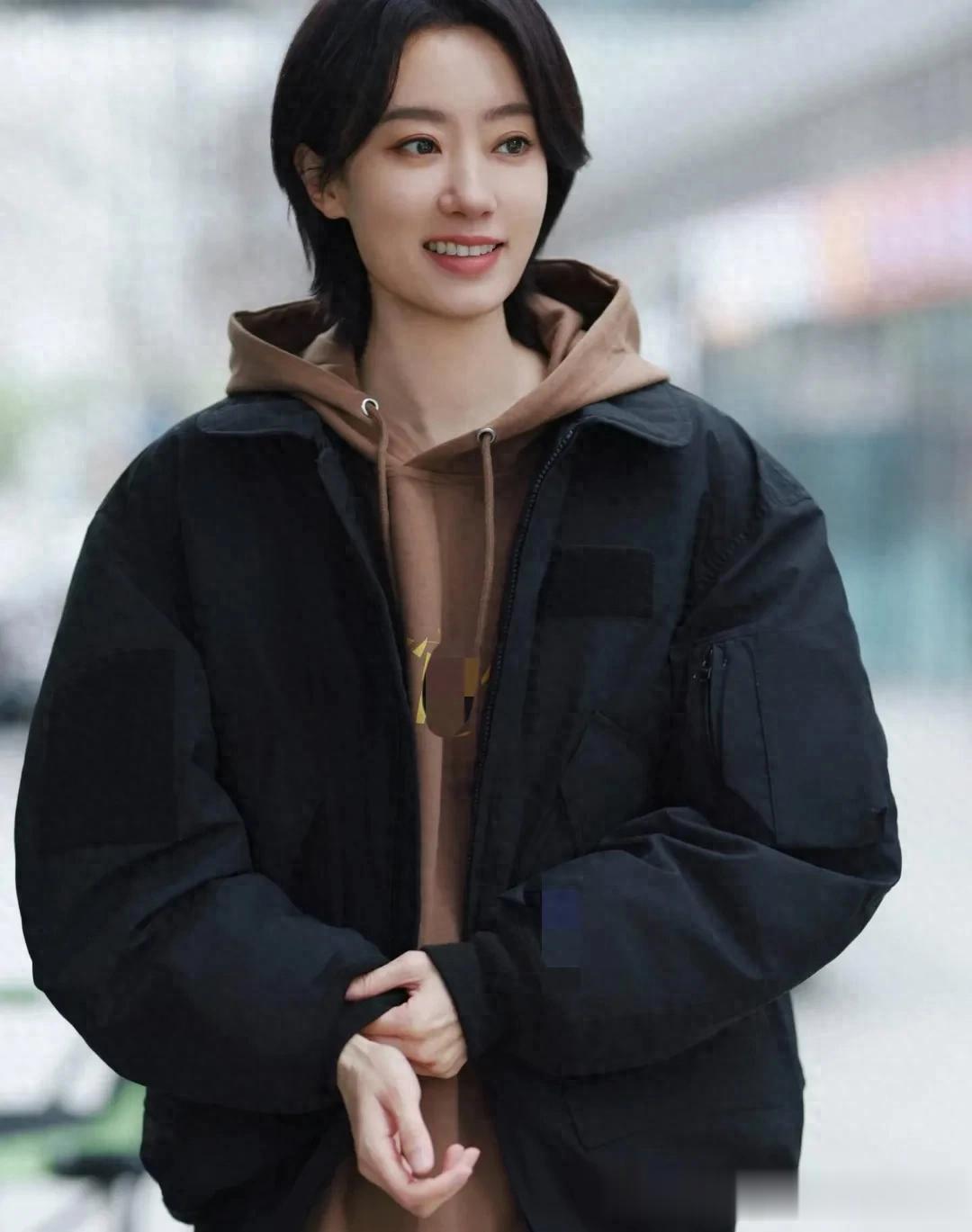 张小斐剪了短发气质大变！穿黑色夹克+卫衣+牛仔裤，时髦又减龄