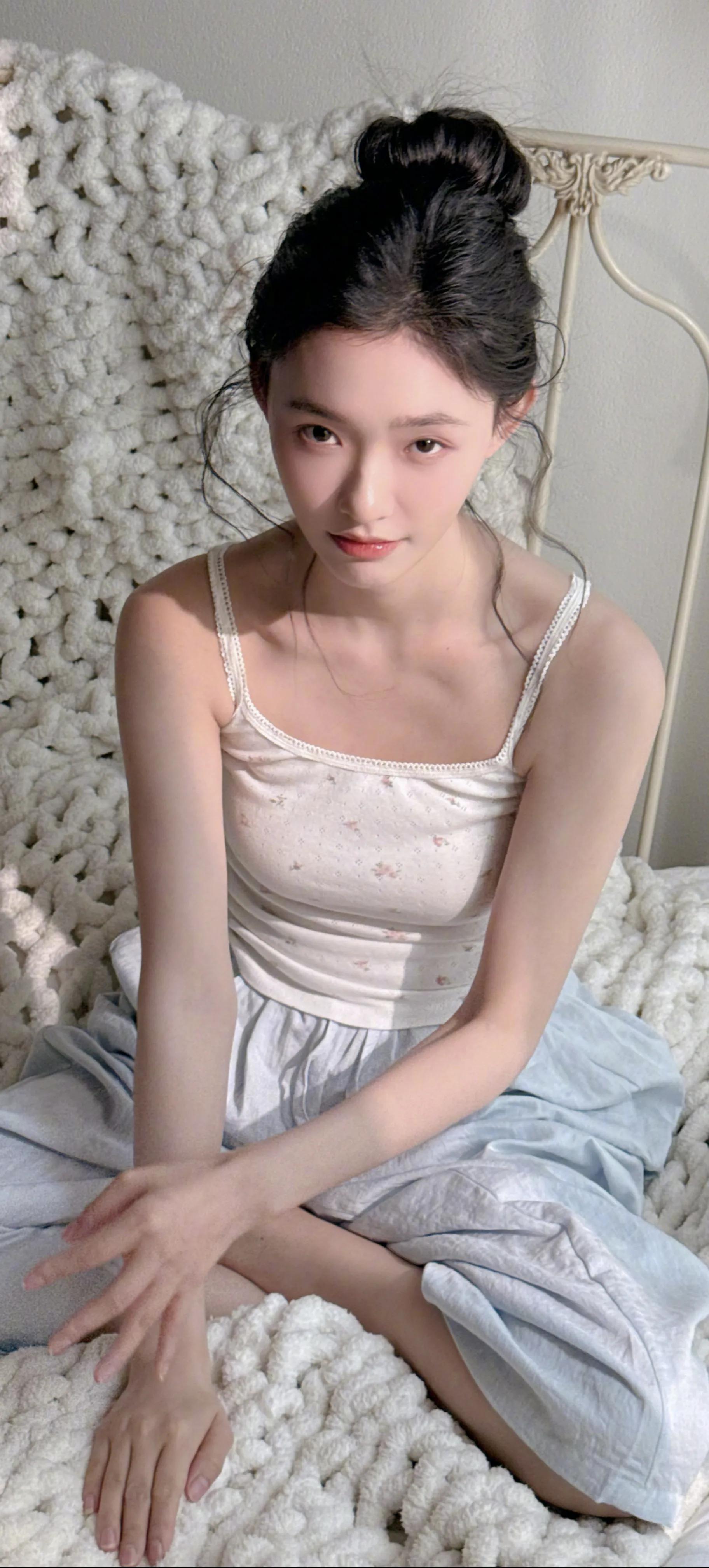 简约清新自然美，林允最新黄裙蝴蝶结高跟鞋造型壁纸，很美