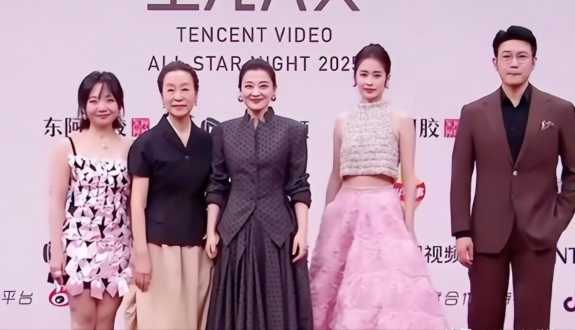 孩子父亲真相大白一月后,奚美娟低调露面,手足无措,落寞呆坐。