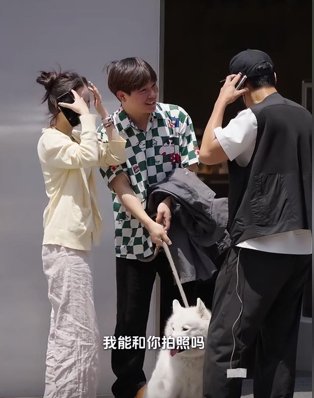 50岁吴彦祖近况曝光，上海街头疯狂抓拍，遭路人拒绝称其：老头子