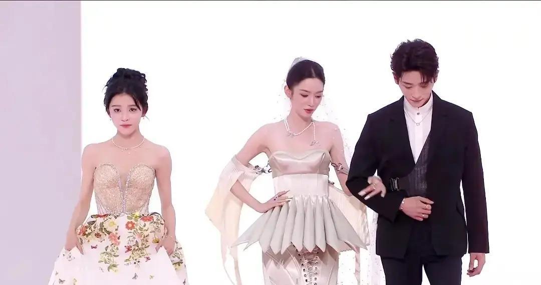 揭秘星光大赏:打光差造型丑,众星失手,仅有3人靠脸扛住