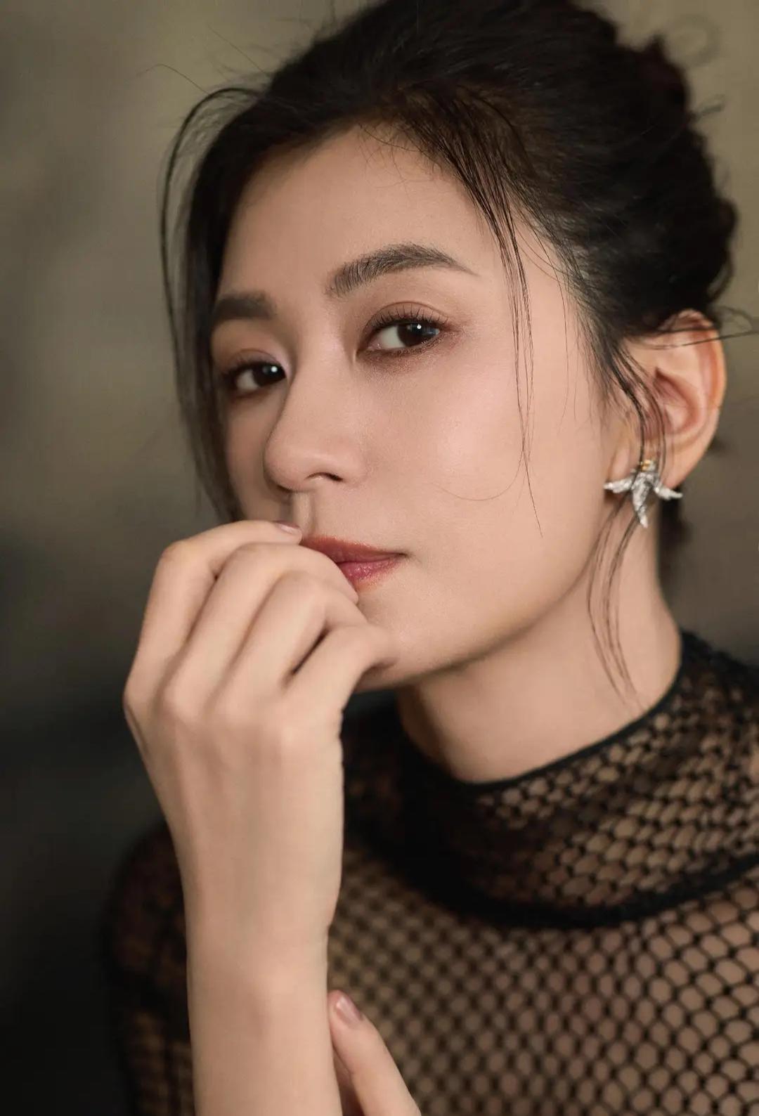 贾静雯一袭黑裙亮相国剧盛典，美得好耀眼