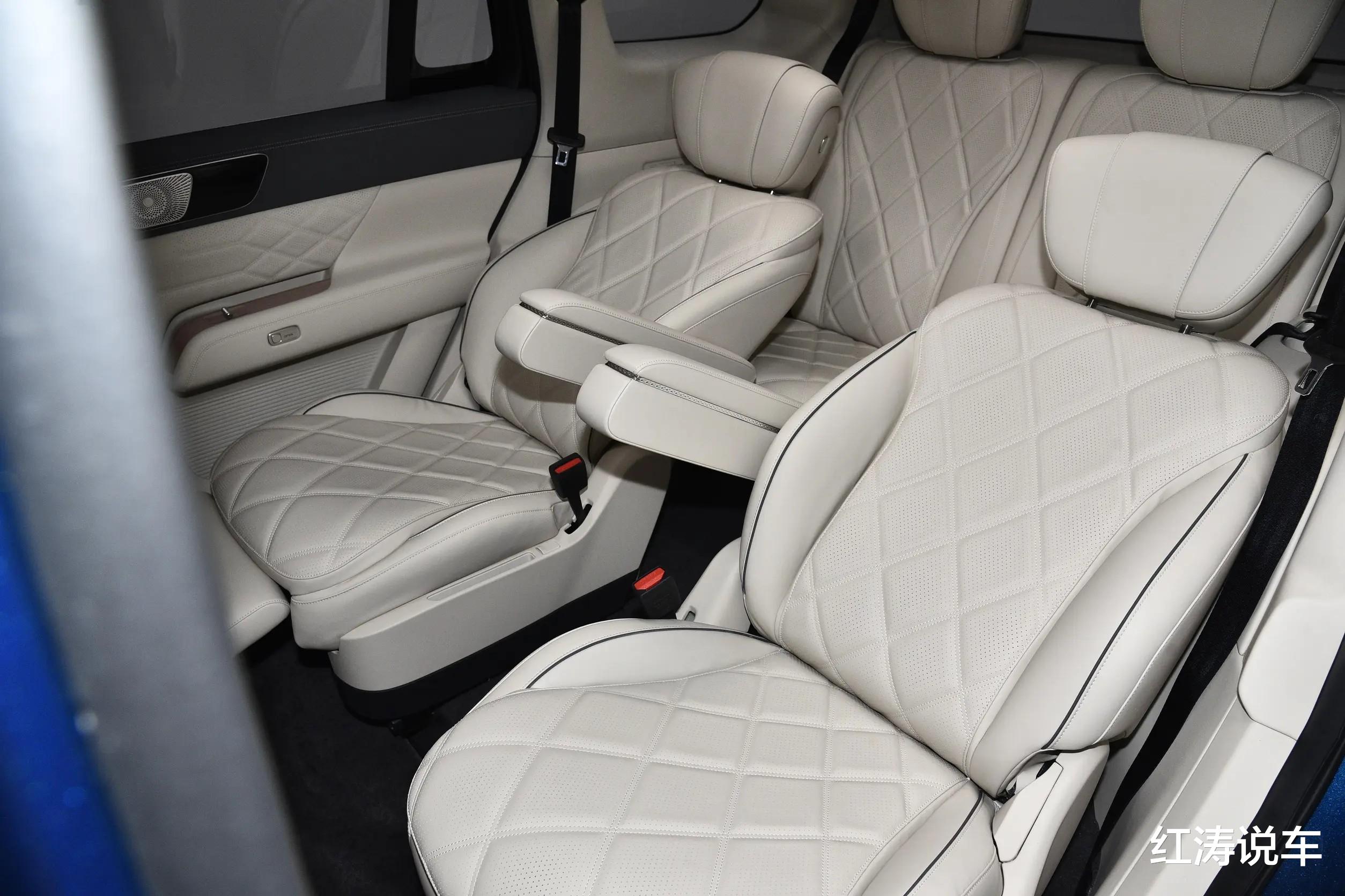 奇瑞打造的大块头，外观很霸气，配30英寸双联屏，问界M9同级别