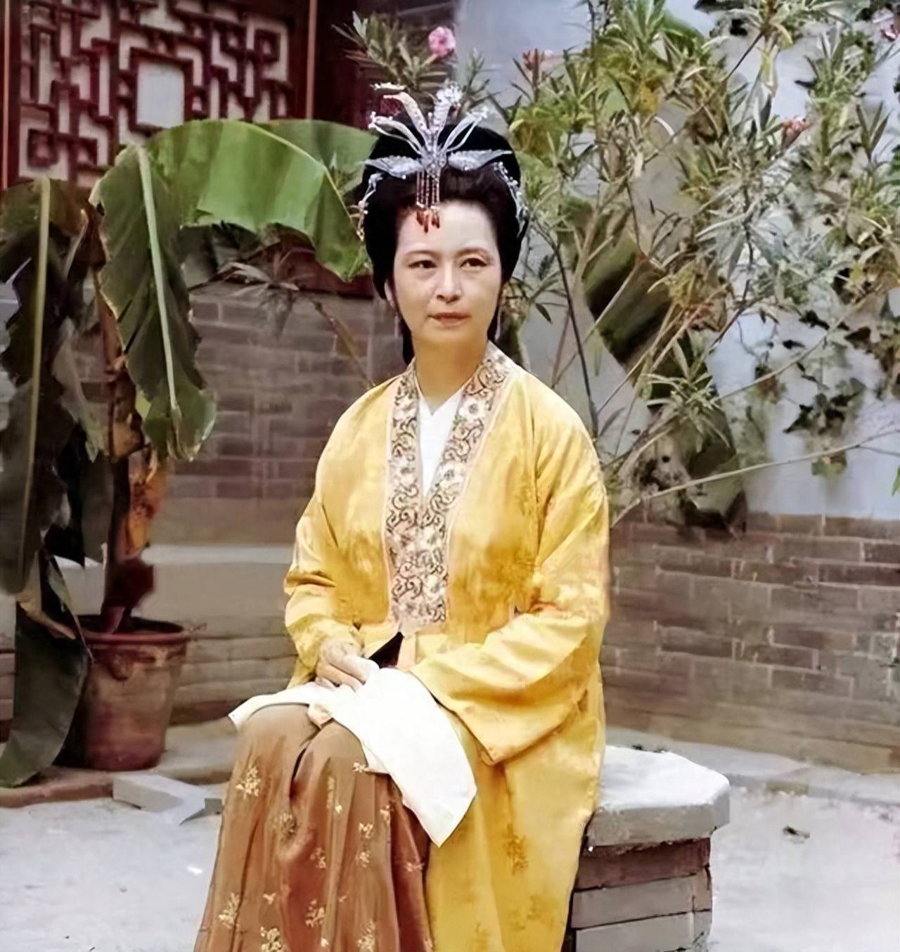 为拍红楼梦3年不回家，儿子诉苦信帮她成就经典，女儿也成老戏骨