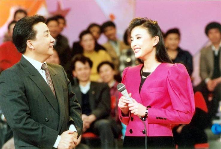 凤凰落地？57岁央视主持人上海参加活动，脸肿皱纹多，假发套抢镜