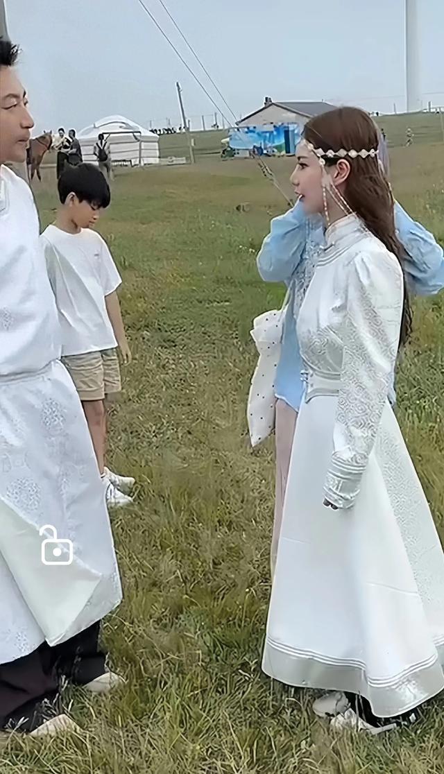 太甜了！汪小菲和玥玥草原亲密互动，父女俩的默契感动无数人