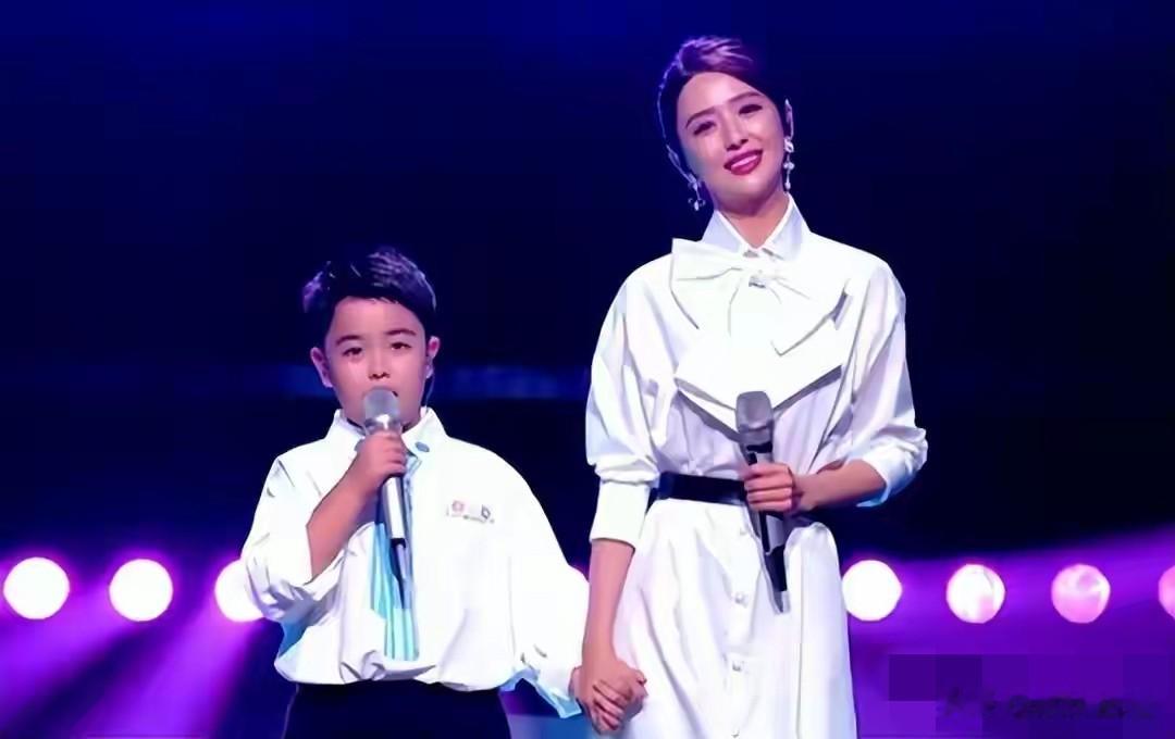 佟丽娅也没想到，前夫留给她的9岁儿子，已经可以为自己争光了