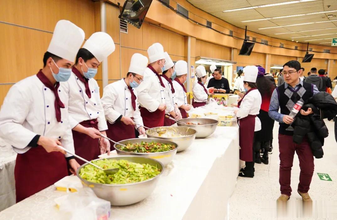春晚幕后伙食曝光，明星彩排也吃盒饭，湖北春晚有热汤获好评
