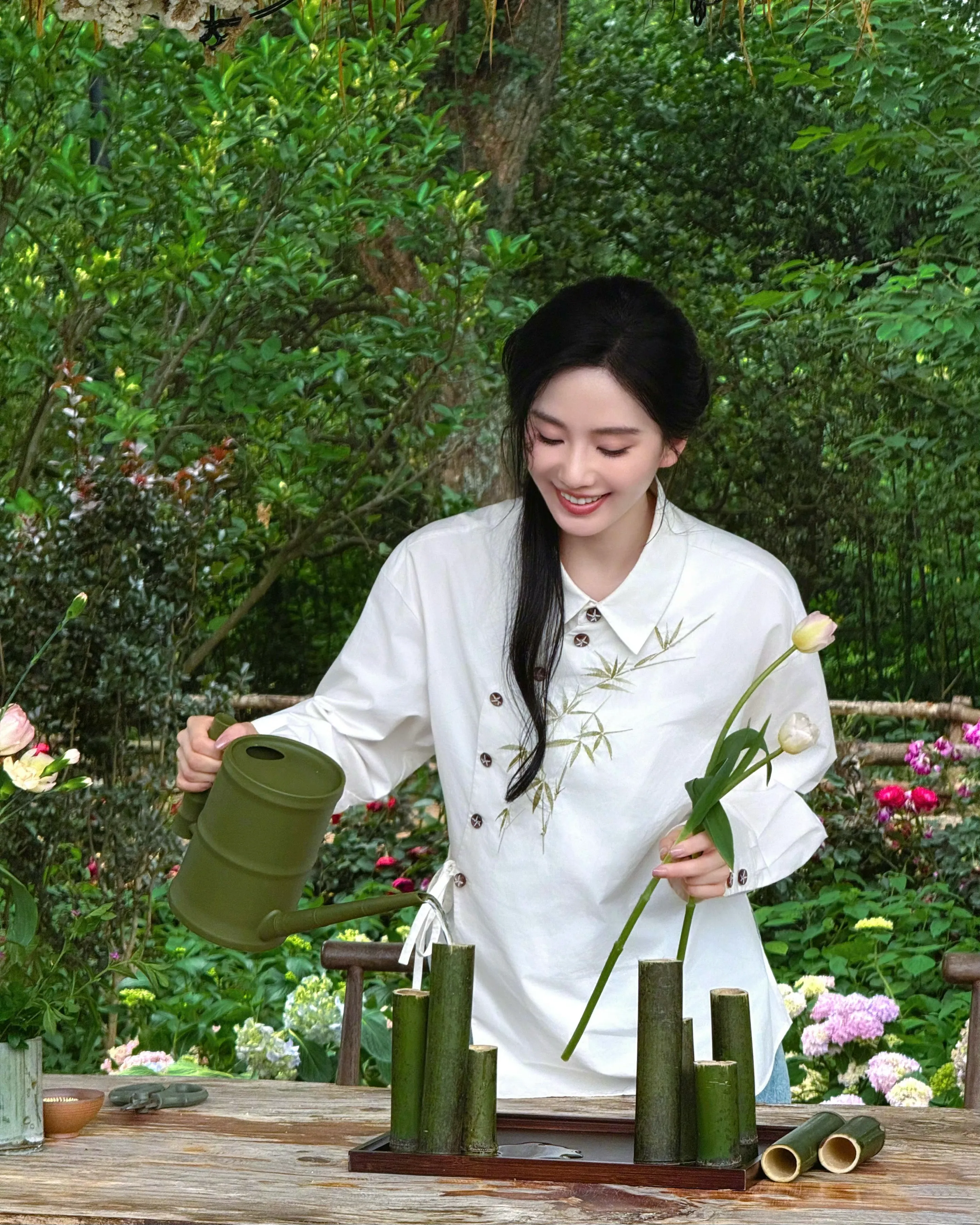 刘诗诗带火了一种减龄穿搭：新中式刺绣上衣+阔腿裤，减龄又高级