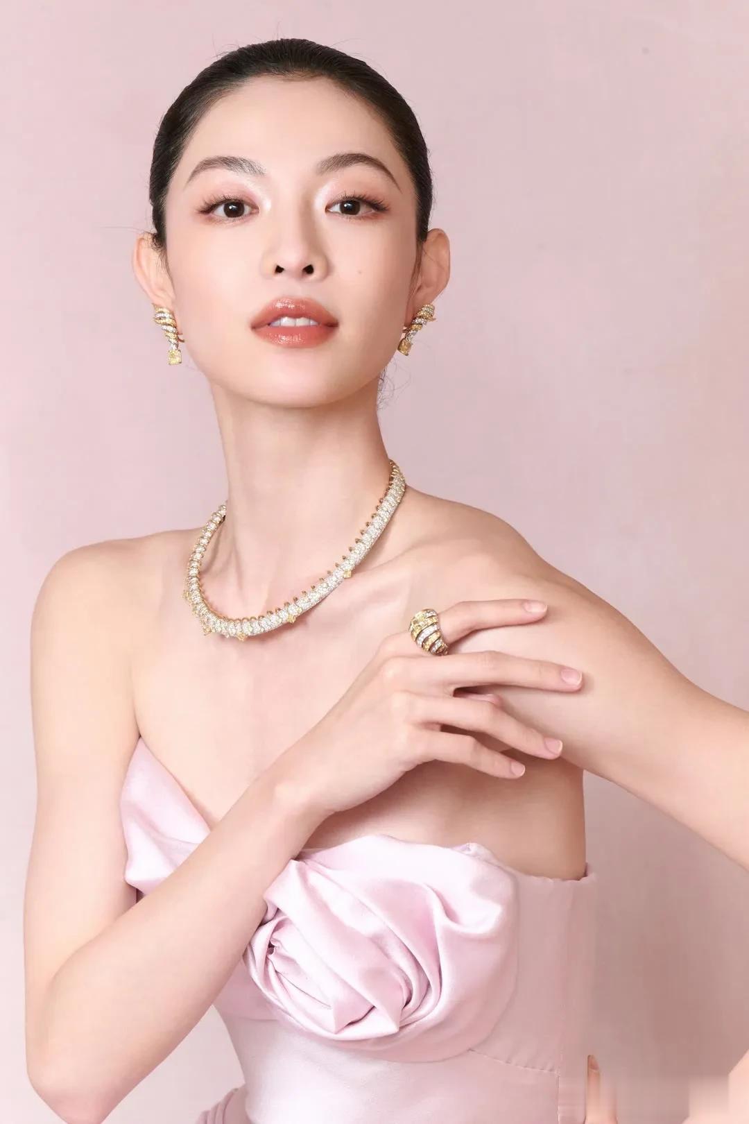 明星写真大片｜钟楚曦，美飒敢拼 反差感十足