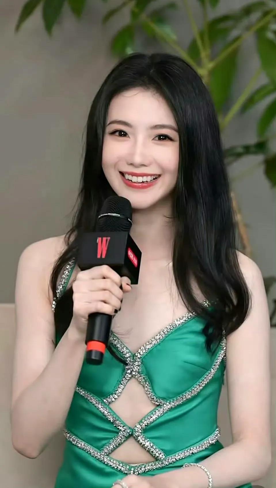 刘浩存镂空翡翠绿裙封神！刘浩存壁纸