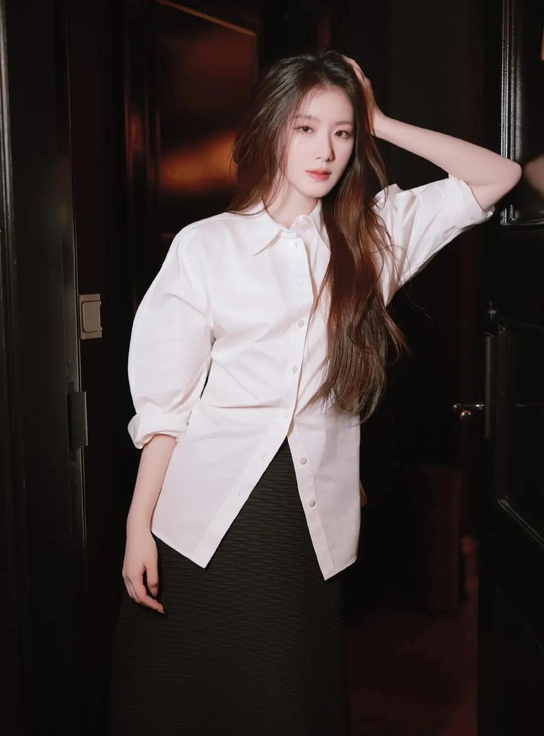 叶舒华分享写真，白衬衣配半裙，简约穿搭衬出优雅气质与美貌