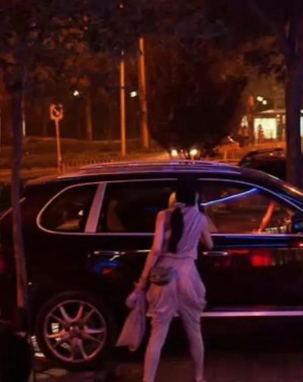 刘亦菲和她母亲，两人颜值相同不愧是母女