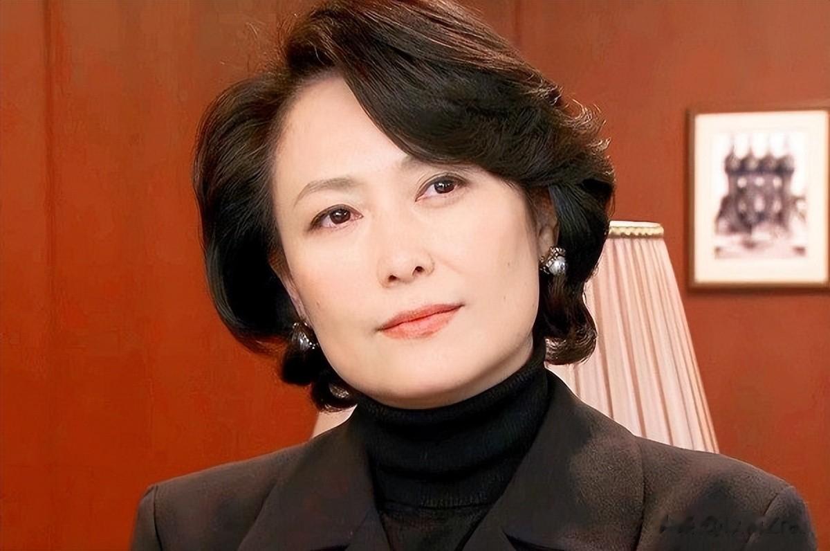 一婚丈夫嫌她太有名,二婚嫁豪门至今无子,今62岁被宠成\公主\