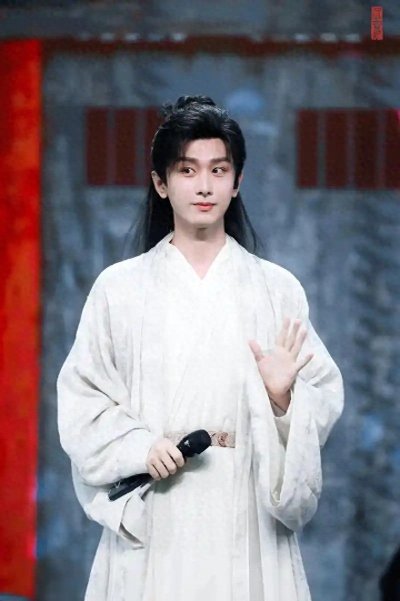 成毅风波持续发酵,知名演员本想说句公道话,不料肖战突被牵连