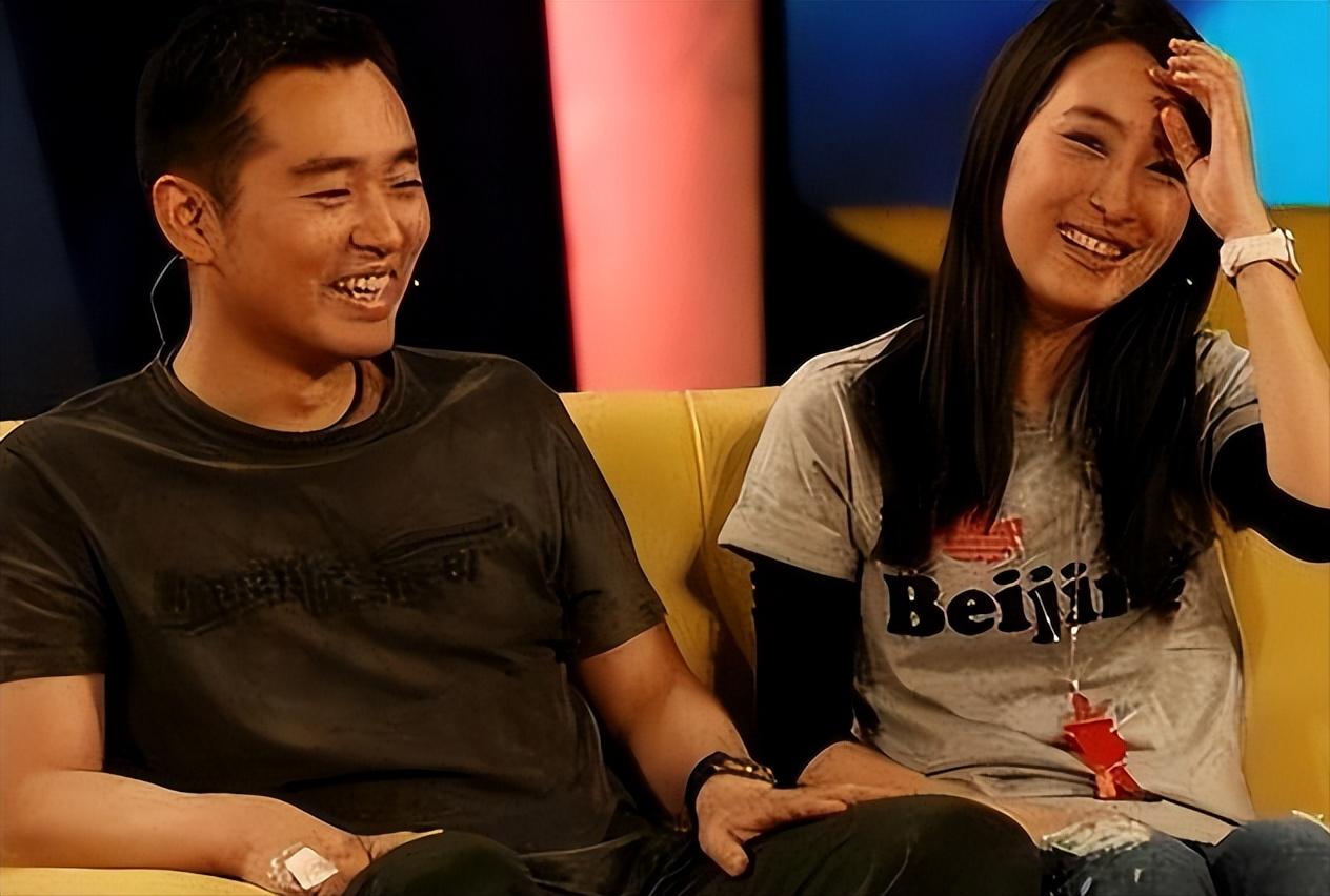 和孔令辉分手12年，被黑人驼肩上的马苏，终是为她的选择买了单