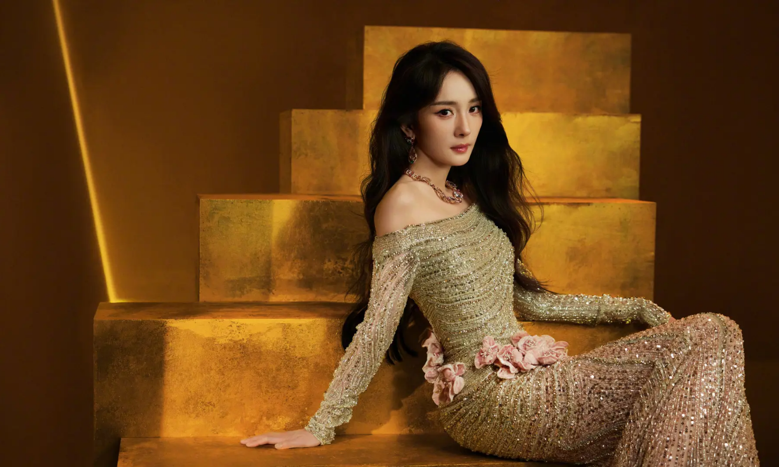 杨幂穿浅绿碎钻裙杀疯了！网友：这身材曲线，绝绝子！