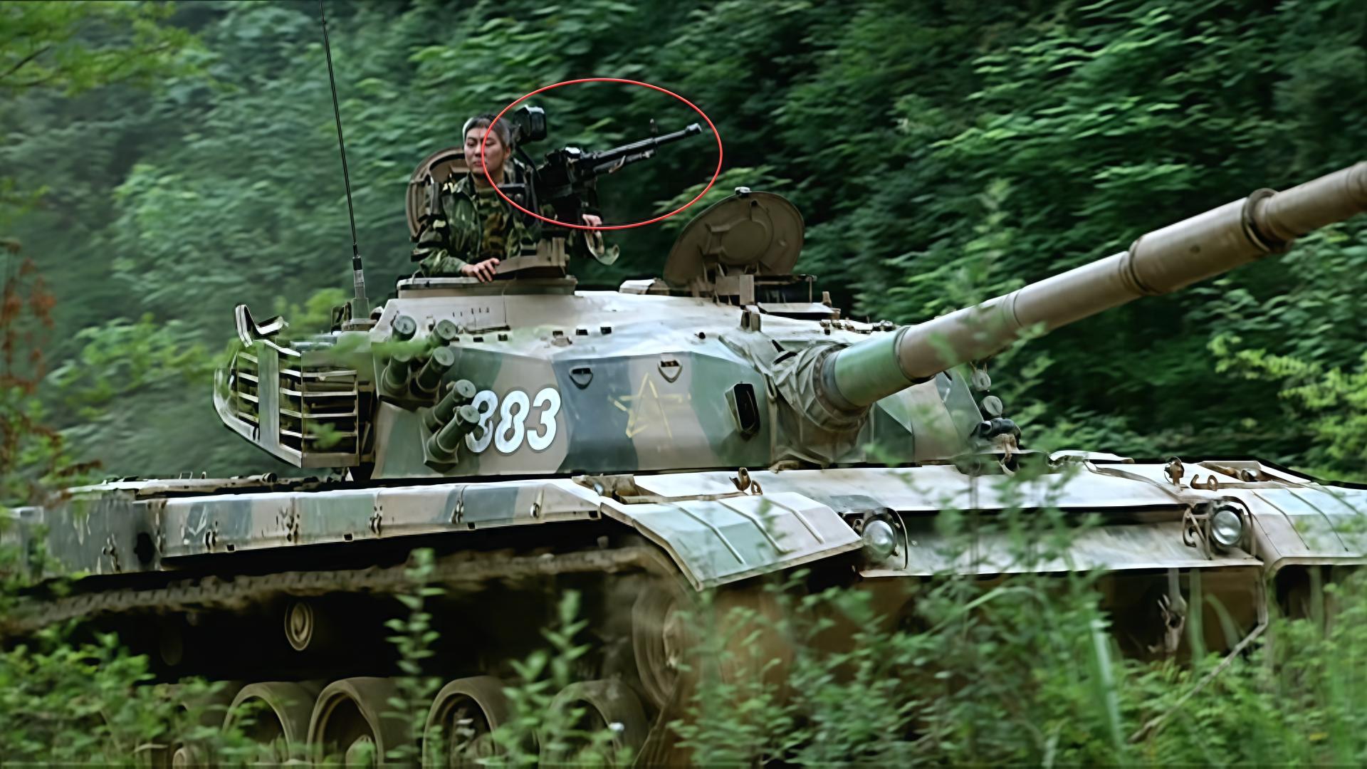 《士兵突击》坦克的机枪是用来干什么的?谁敢在战场出来用机枪