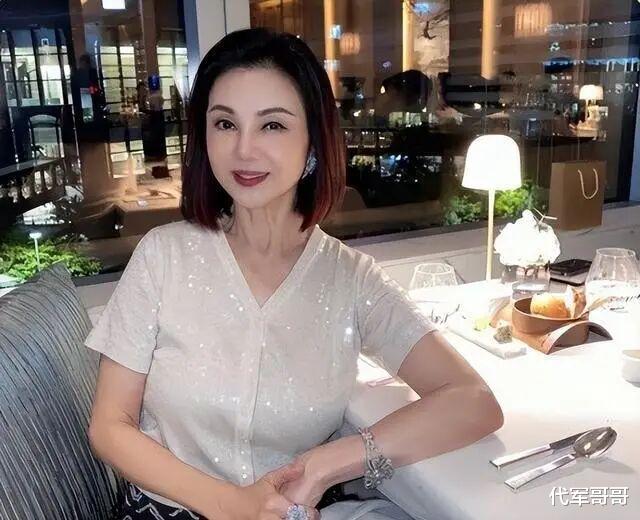 离婚30年后,从豪门弃妇到纳斯达克敲钟人,69岁谢玲玲成为人生赢家