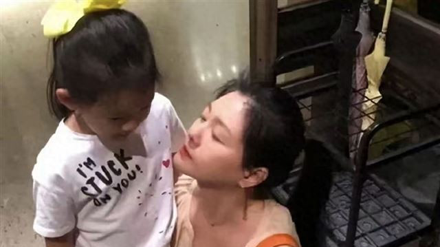 小玥儿哭着给奶奶留言，让爸爸快接我回家，大S新的下葬方式曝光