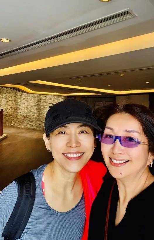 TVB前女星与宣萱叙旧，保养得宜被指像姐妹，至今未透露孩子生父