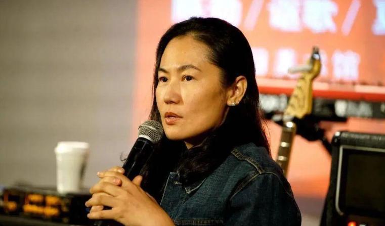 爱上有妇之夫,抢走王菲丈夫,未婚先孕,如今只能和女儿相依为命