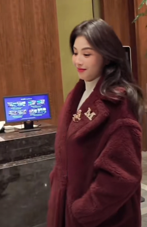 刘涛这身酒红大衣也太有气场了吧