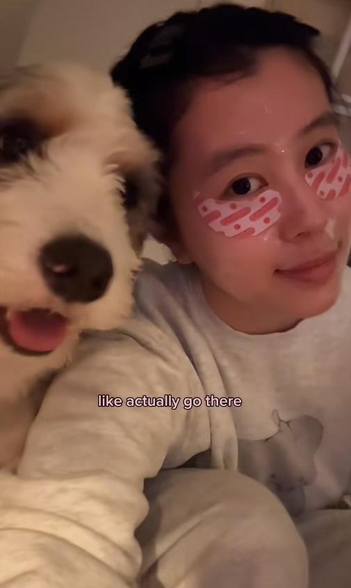 杨子女儿去温哥华看望妈妈，50岁陶虹素颜出镜优雅，气场强大自信