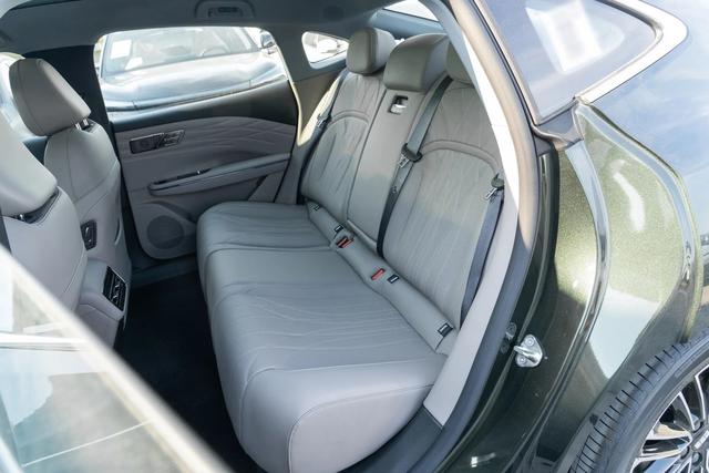 11万多的中大型车，油耗0.9L，续航1530km，连悬架都能软硬调节