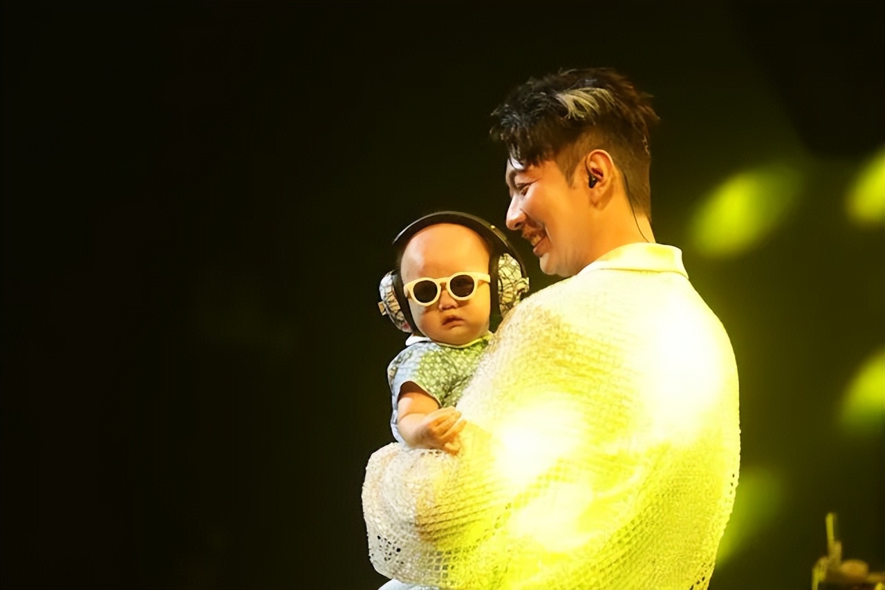 前TVB男星北上拍剧被贬低，高情商回应娶圈外富婆太太被批吃软饭