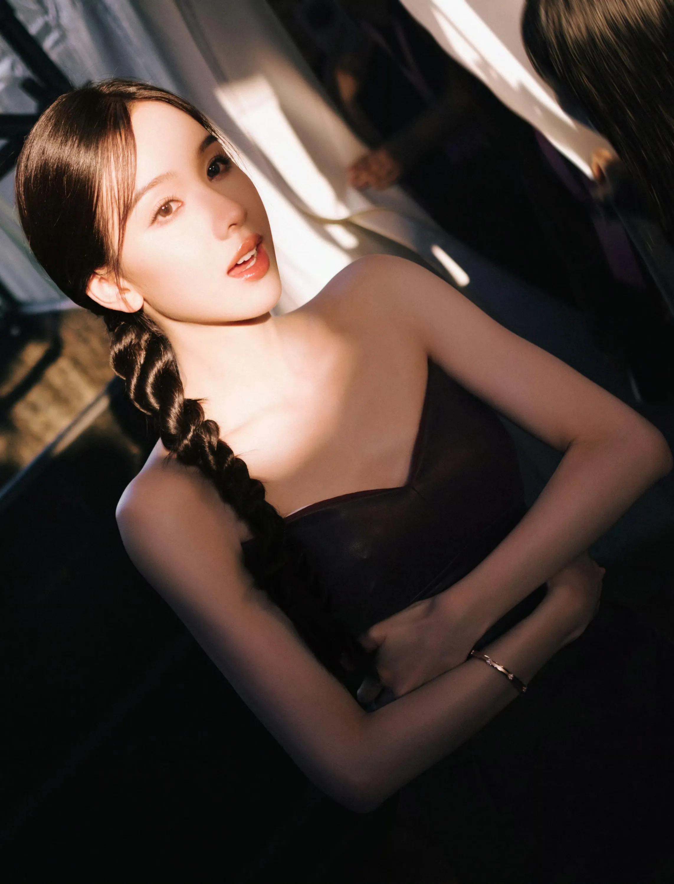 陈都灵性感抹胸皮衣