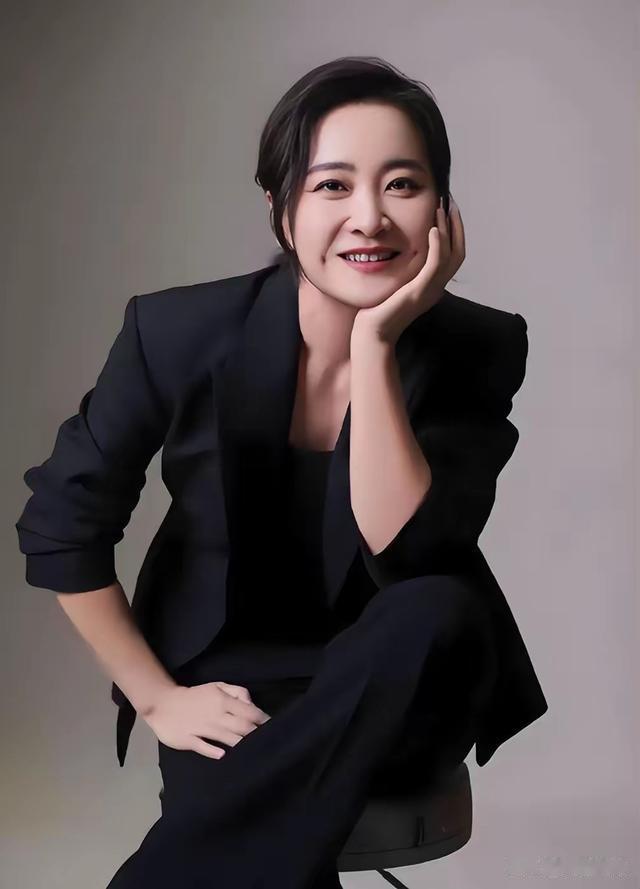 43岁贾玲久违露脸，皮肤并未出现松弛，事业再次传出好消息！