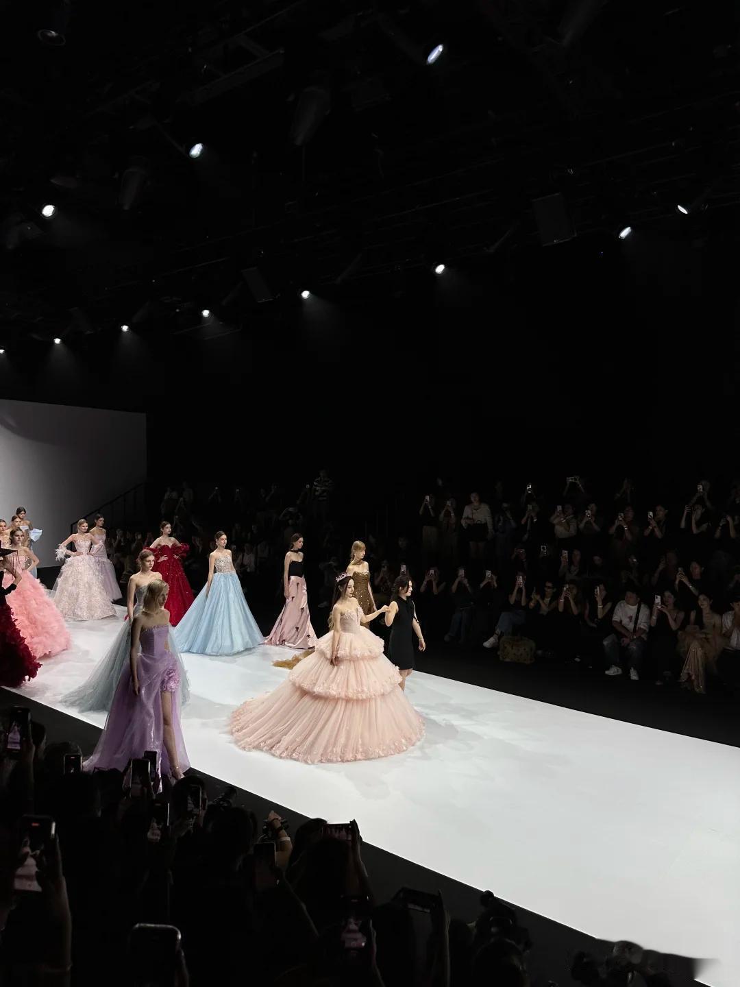 上海时装周，李小璐压轴出场，生图下颈纹抢镜，治好了我容貌焦虑