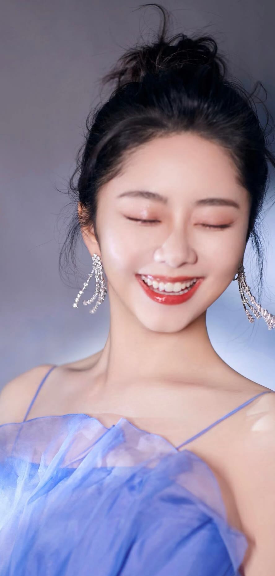 谭松韵私服被拍！34岁穿成18岁少女，这状态是吃了防腐剂