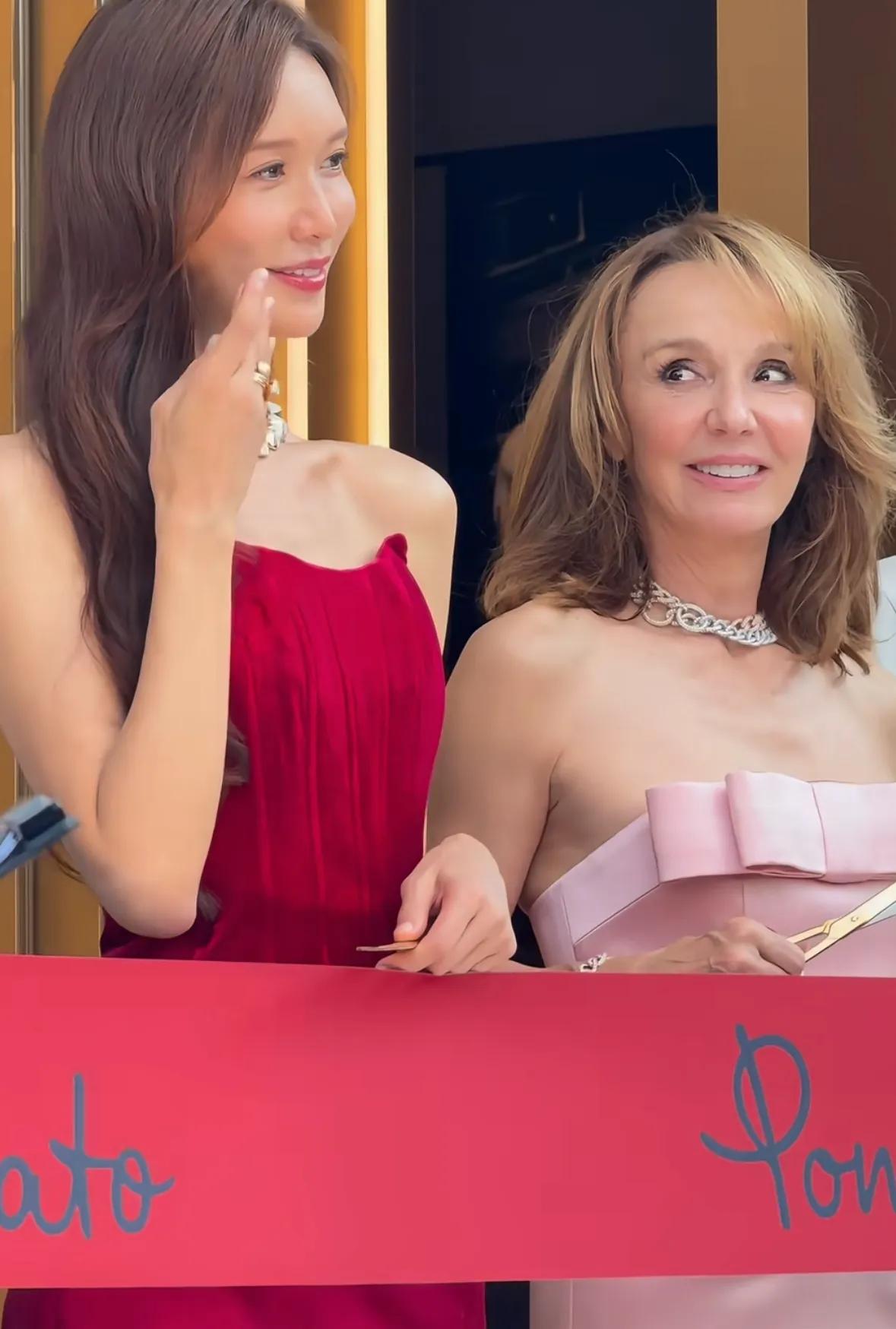 林志玲东京出席剪彩活动,为展示珠宝小动作不断,看起来十分做作