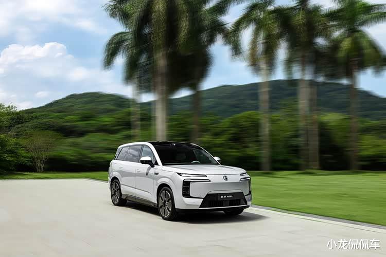 车长5.2米,全系四驱3.9s破百,腾势N8L预售31.98-34.98万