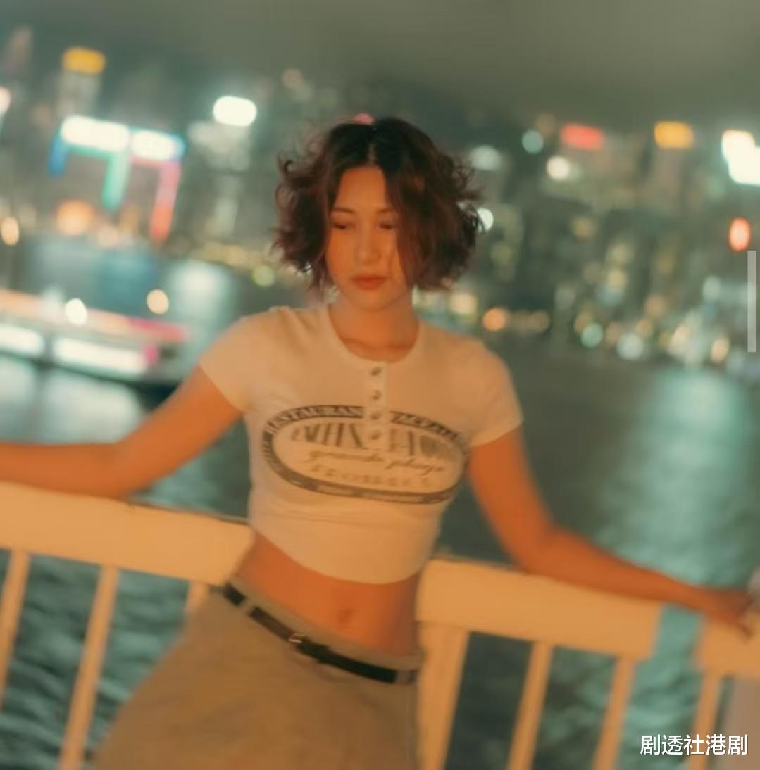 标致！前TVB男神20岁爱女晒照大秀曲线身材，常被指是翻版钟嘉欣