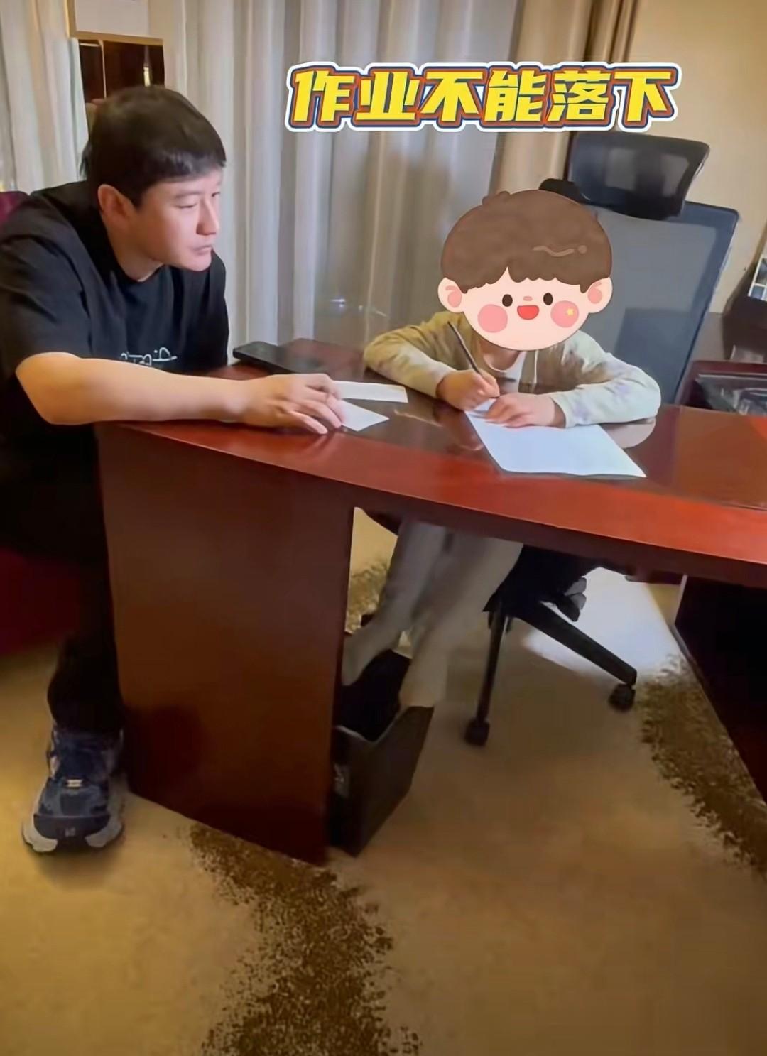 杨颖送8岁小海绵找爸爸,黄晓明亲儿子额头,父子一起练字超有爱