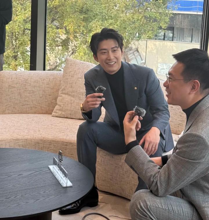 爷爷文工团团长，父亲身份不简单，如今37岁的他重新杀回娱乐圈