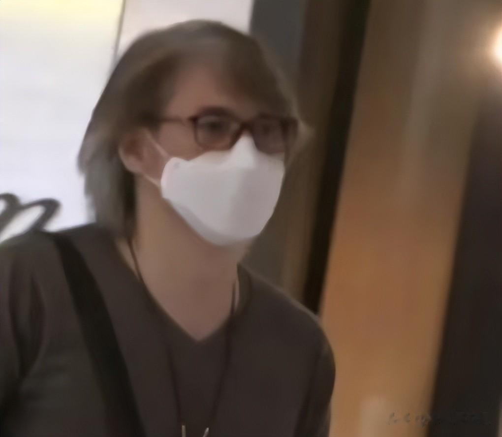 香港知名演员双鬓斑白，至今仍未结婚，和同性友人感情稳定