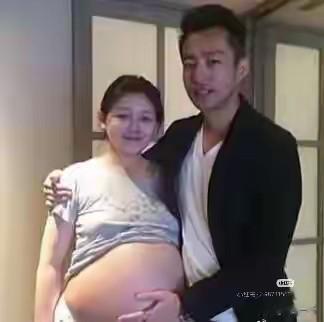 马筱梅掀睡衣透露真怀孕没长纹！肚脐眼很干净，胸围变大，气色好