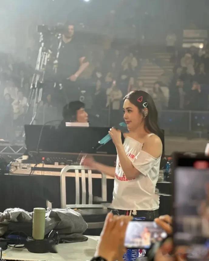 阿娇本人太幻灭真人又矮又胖肩宽背厚脖子短胳膊和腿都粗还没有腰