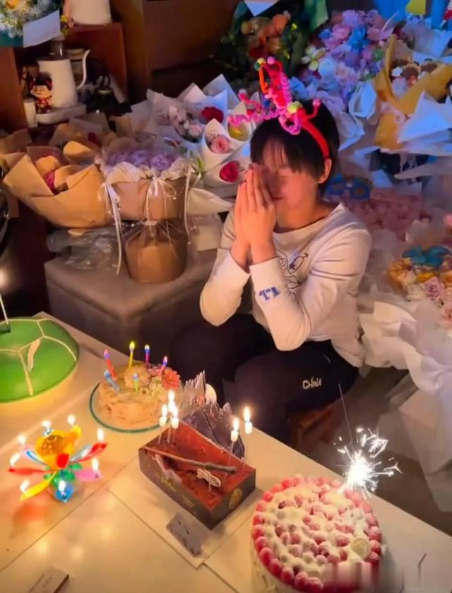 全红婵18岁生日，跳水队集体送祝福 婵宝对镜头开心比耶好萌好可爱